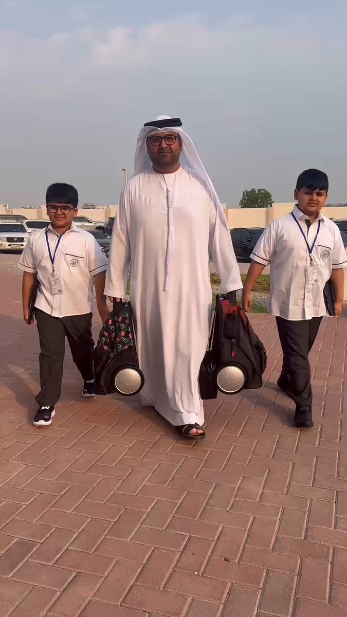 فيديو| على أبواب مدارس الإمارات صفحات جديدة تُفتح لمستقبل مُشرق، وأُمهات وآباء يصطحبون أبناءهم في أول يوم من العام الدراسي الجديد، ب #رأس_الخيمة 