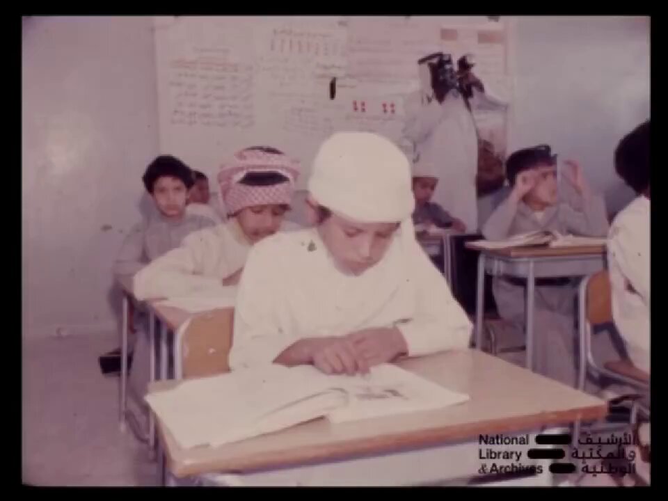 الشيخ زايد.. رجل العلم والقائد الملهم. في مشهد يعكس اهتمام القيادة بالتعليم منذ البدايات، نشارككم لقطات من جولة تفقدية للوالد المؤسس المغفور له الشيخ زايد بن سلطان آل نهيان، طيّب الله ثراه، لمدارس غياثي للبنين والبنات عام 1983م، برفقة صاحب السمو الشيخ محمد بن زايد آل نهيان، حفظه الله، مما يجسّد رؤيته الراسخة بأن بناء الإنسان يمثّل جزءًا لا يتجزأ من رؤيته للمستقبل. Nlauae #صحيفة_الخليج 
