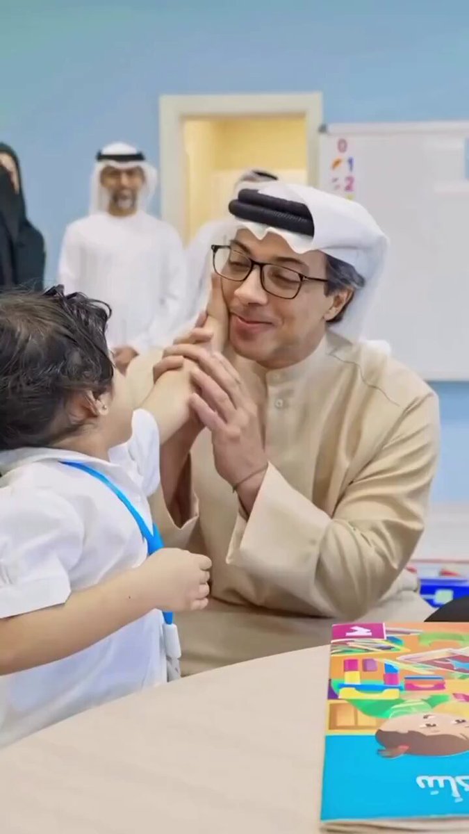 منصور بن زايد يشارك الطلاب فرحة العودة المدرسية صباح اليوم #مصدر_للأخبار 