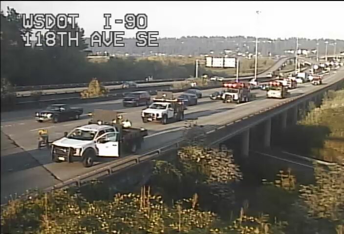 주의: 교량 승무원들이 벨뷰의 I-405 근처 EB I-90의 왼쪽 두 차선에서 작업하고