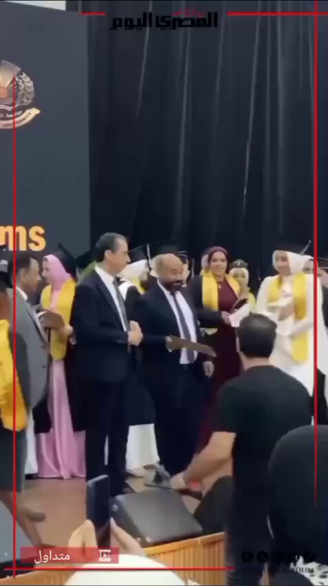 طالبة بجامعة المنصورة تحتفل بتخرجها مع قطتها.. وتعليق طريف من أستاذها 