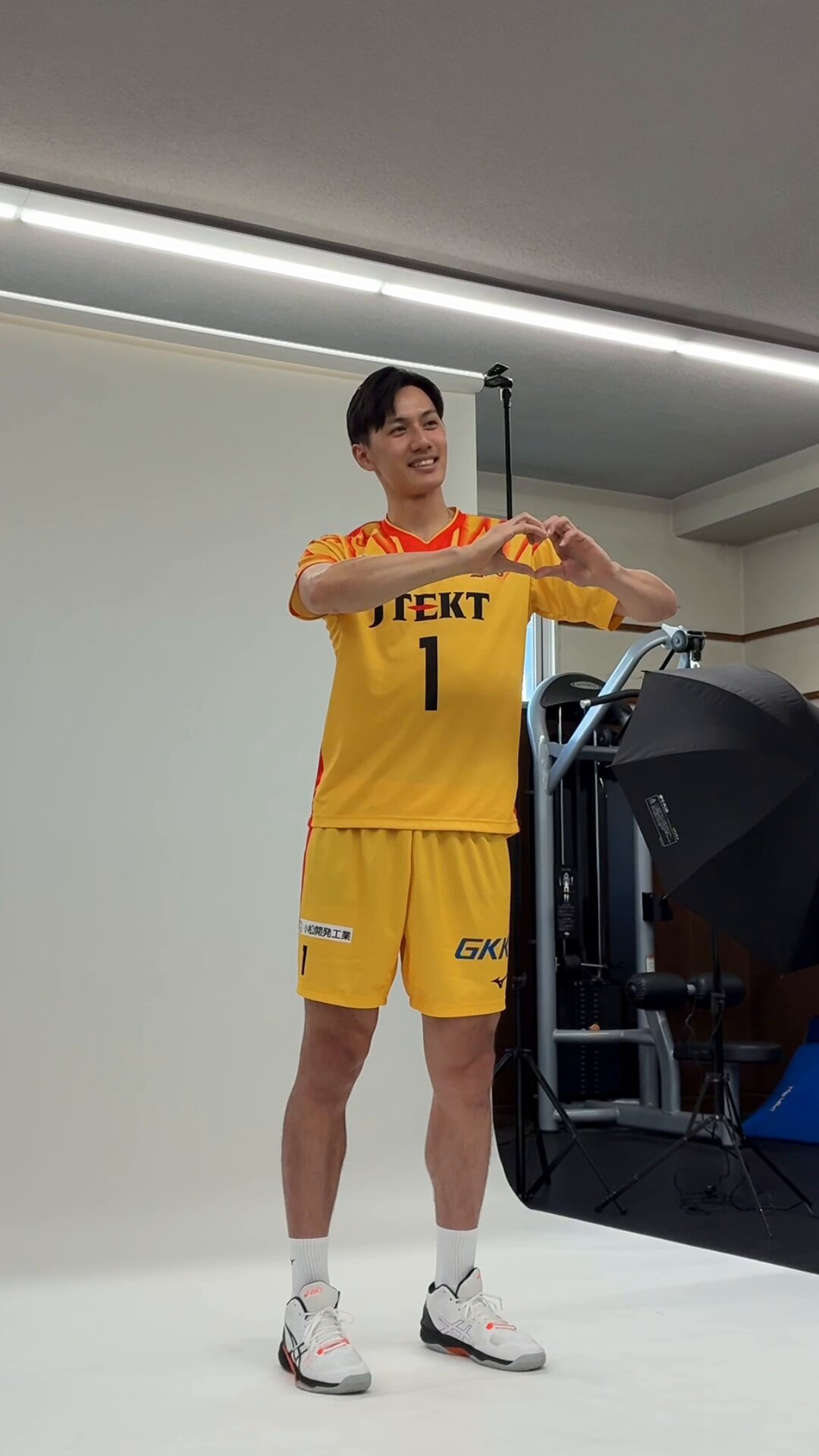 サントリーサンバーズ 藤中謙也選手 サイン入り ユニフォーム サントリー 藤中謙也「全員攻撃で勝ちに行きます。今季は攻撃