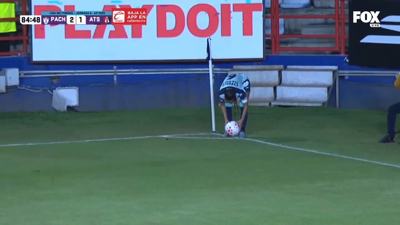 Cabezazo al fondo de la red para sellar el triunfo blanquiazul...