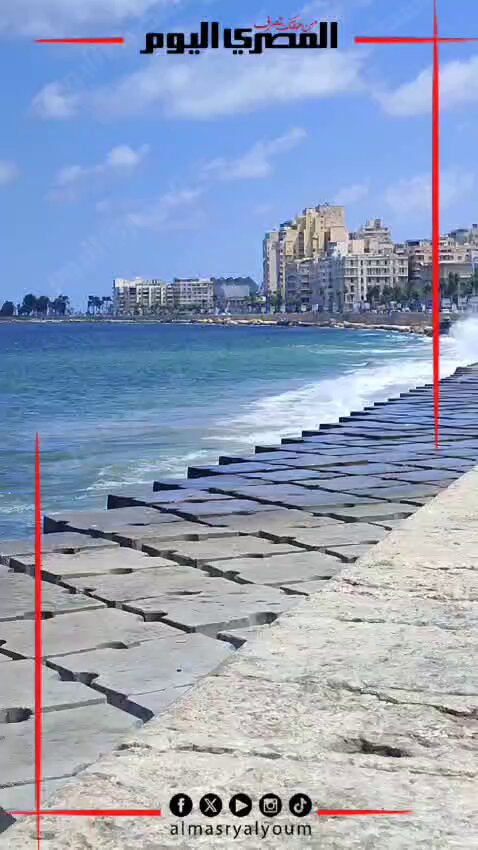 استمرار ارتفاع أمواج البحر على شواطئ الإسكندرية وتحذيرات مشددة من النزول. تصوير: محمود طه 