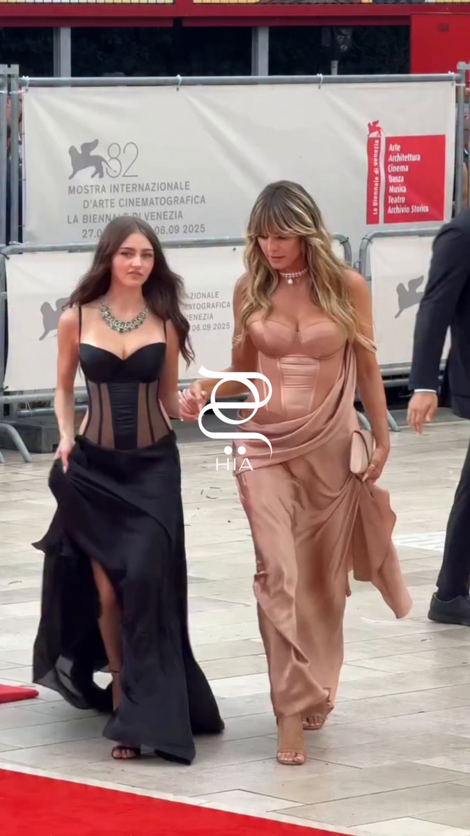 هايدي كلوم وابنتها يخطفان الأنظار في افتتاح مهرجان فينيسيا السينمائي بفساتين عصرية بموضة الكورسيه وال Cutout ذات الفتحات باللون النيود والأسود. من صاحبة الإطلالة الأجمل برأيك؟ 