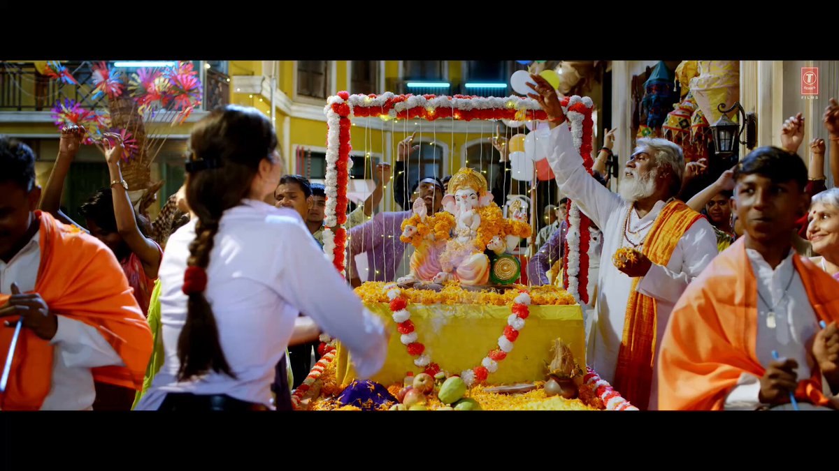 Ek Chatur Naar Title Track Picture