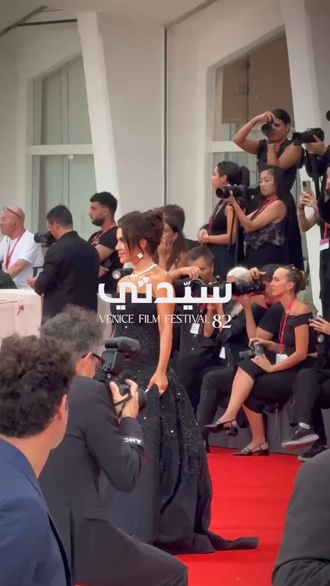 كاميرا سيدتي ترصد إطلالة نجود الرميحي المميزة على السجادة الحمراء لفيلم Bugonia في مهرجان فينيسيا السينمائي. #سيدتي_في_فينيسيا 