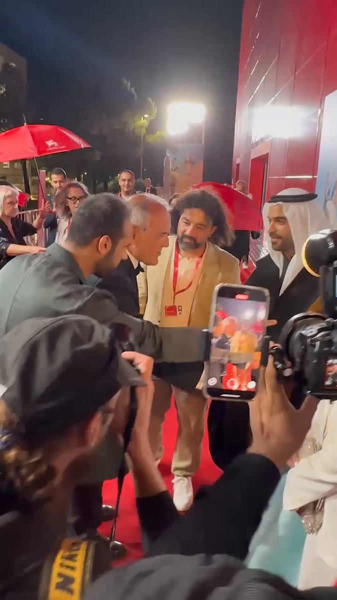 انطلاق السجادة الحمراء للفيلم السعودي "هجرة" للمخرجة شهد أمين ضمن فئة Spotlight في مهرجان فينيسيا السينمائي. حضور لافت لفريق العمل: نواف الظفيري، خيرية نظمي، لمار فدان، رغد بخاري وغالية أمين، برفقة المنتجين فيصل بالطيور ومحمد حفظي، واستقبال خاص من ألبيرتو باربيرا المدير الفني للمهرجان 