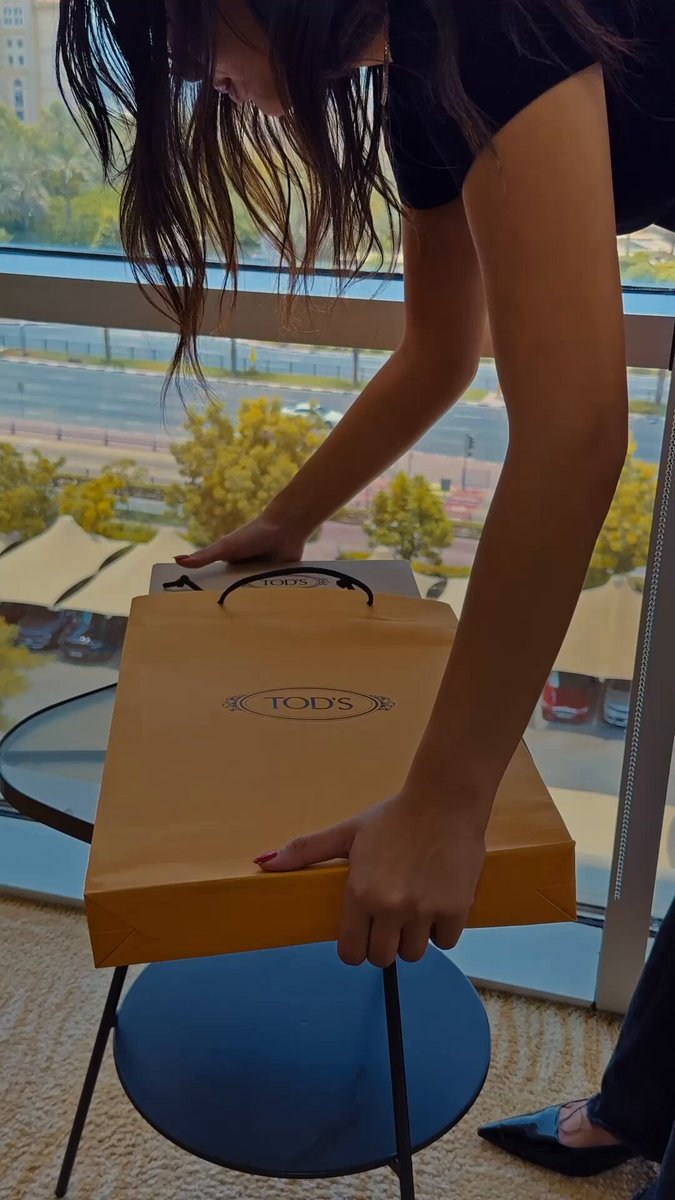 ندخل في محطة هذا الأسبوع من سلسلة POV Hia إلى عالم دار Tod s لنغوص في صفحات كتاب "أيادي إيطالية" الذي يحتفي بحذاء Gommino الأيقوني.. كل صفحة تأخذنا في رحلة فريدة بين الحرفية العالية والجودة التي لا تُضاهى، لتكشف كيف تتحول التفاصيل البسيطة إلى رمز للأصالة الإيطالية وروح الابتكار التي تميّز هذه الدار، كما يمكن وضع هذا الكتاب كقطعة ديكور أنيقة لأي coffee table.. Tods #مجلة_هي 