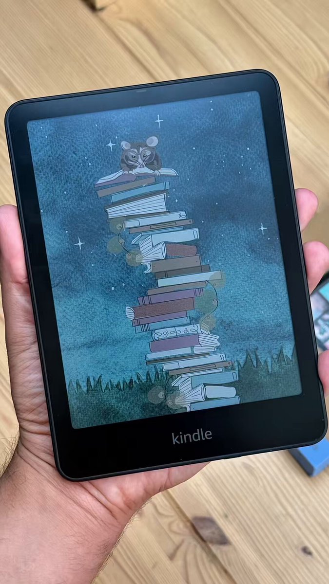 تخيل تعيش الكتب مو بس بالكلمات، بل بالألوان! جهاز Amazon Kindle Colorsoft Signature Edition يفتح لك تجربة قراءة مختلفة كليًا: خفيف، أنيق، ويعيش معك بالبطارية 8 أسابيع! شاشة 7 إنش Colorsoft تعطيك تجربة ورق حقيقية مع ألوان طبيعية ما تشتتك.. مساحة 32GB تكفي مكتبتك وين ما رحت.. مقاوم للمويه تقرأ على المسبح أو حتى بالبانيو بدون قلق.. يشتغل بلمسة وحدة وبواجهة خالية من أي إزعاجات مثل إشعارات أو سوشال ميديا.. إضاءة ذكية تتأقلم مع المكان، سواء شمس قوية أو ليل هادي.. أكثر من 15 مليون كتاب بمتناول يدك مع متجر Kindle .. وزنه أقل من نص كيلو بس، يعني تقدر تاخذه معك بأي مكان. #تقنية 