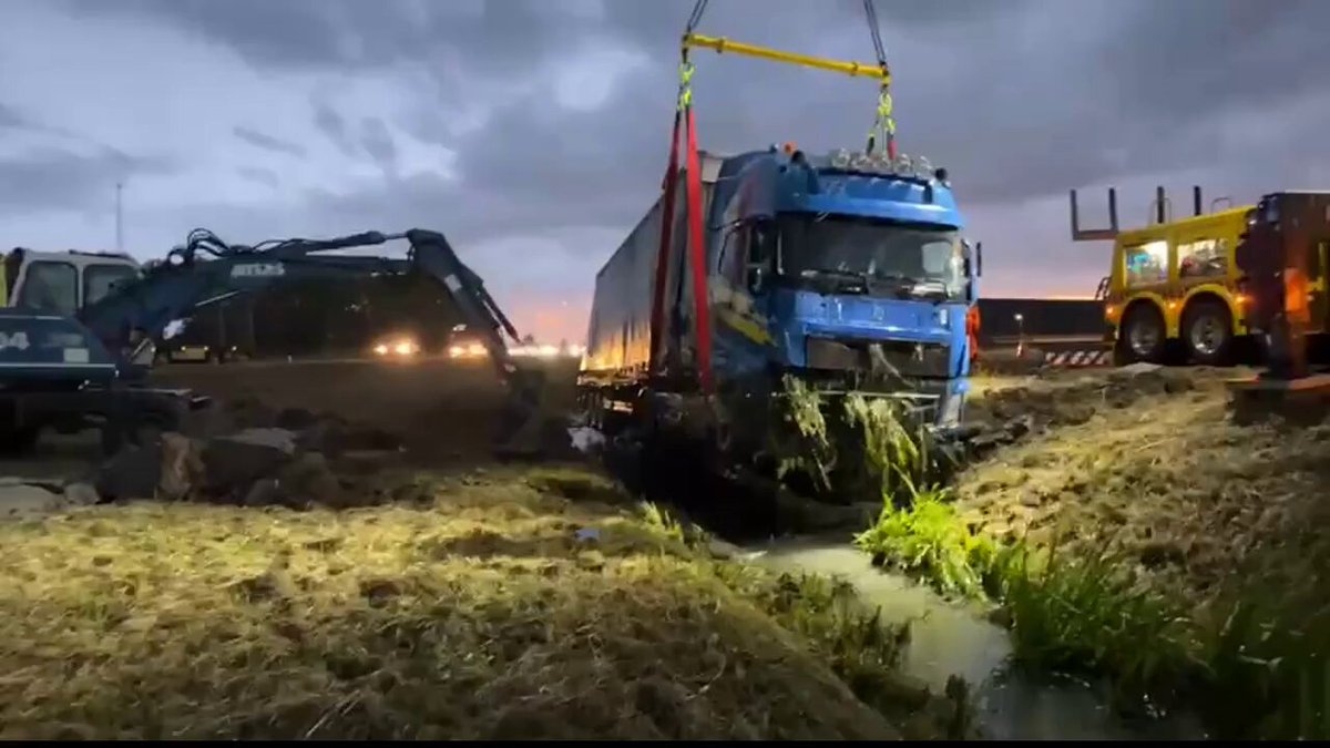 Vrachtwagen uit sloot getrokken langs A15