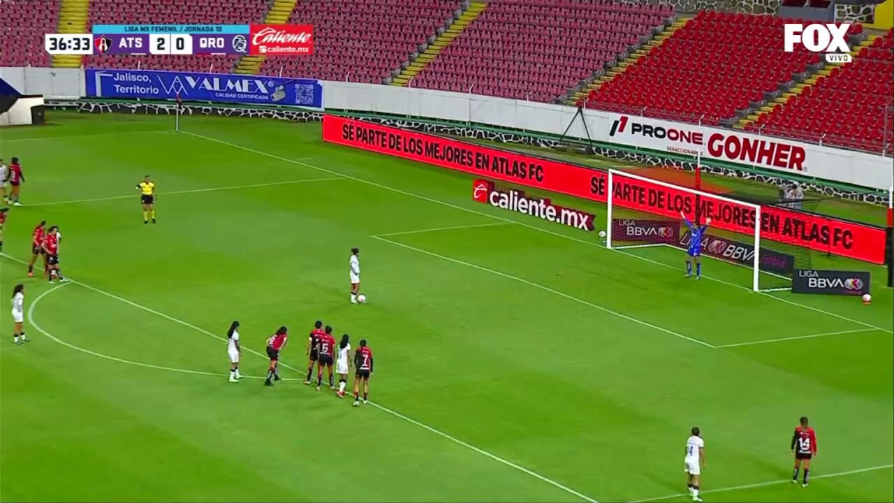 ✨¡Definición, fuerza y al fondo de las redes!✨ Así cobró el penal Lía Morán para el primero de @GallosFemenil  🔝#NuestroFutFem