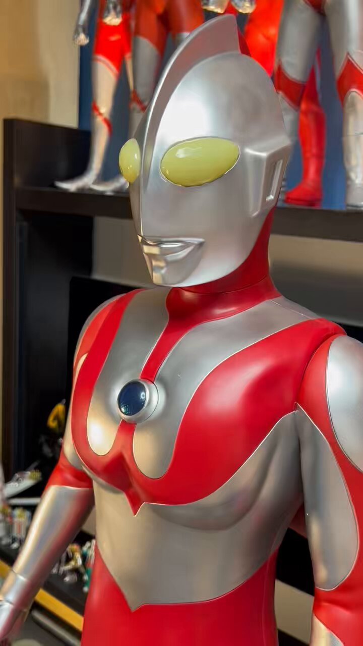 ウルトラマン フィギュア シルバー 赤 ウルトラマン 可動式フィギュア シルバー レッド - メルカリ