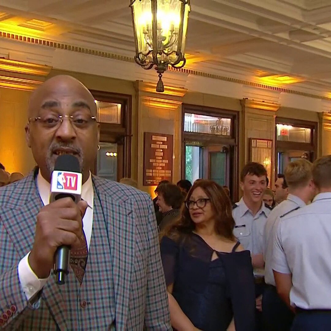 Shaq: "Why am I wearing this blazer?"

Dennis Scott: "Why are you wearing this blazer big fella?"

Shaq: "... I am finally giving my flowers."

@SHAQ 🤝 @DwightHoward 
