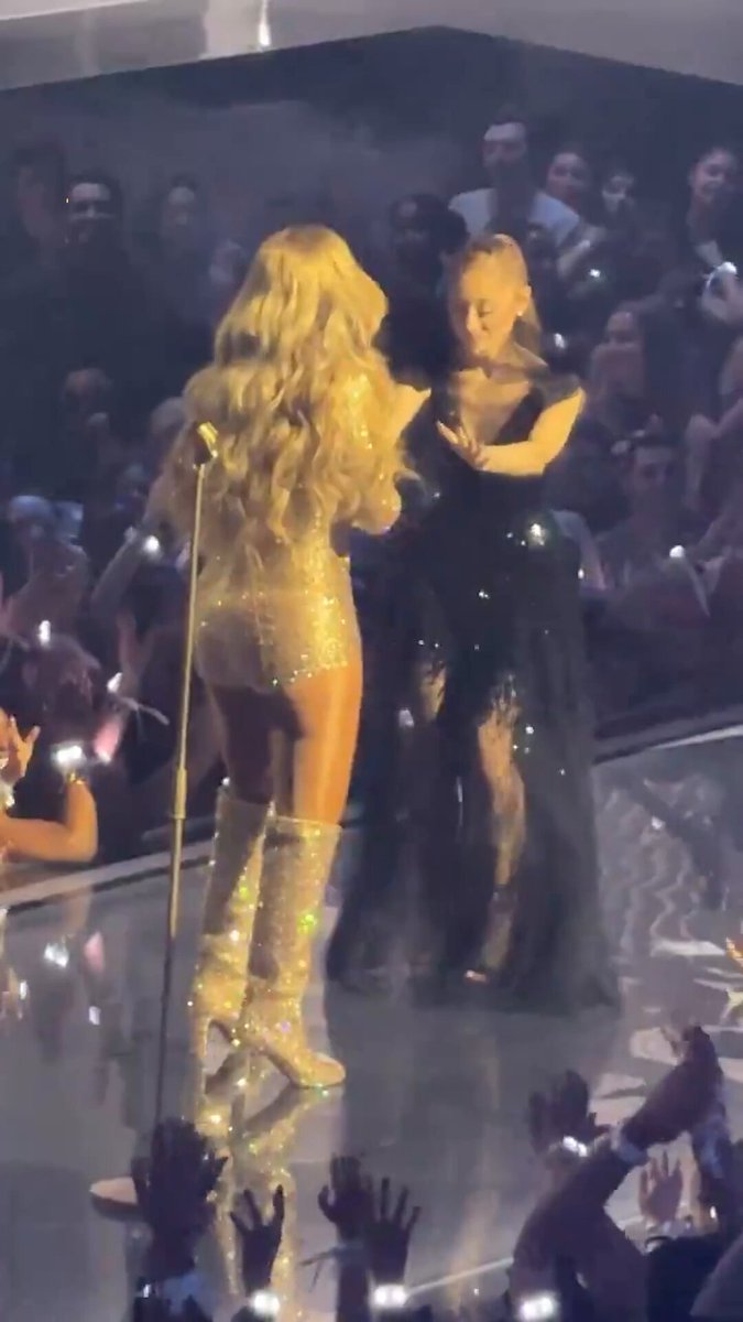 أبرز اللحظات التي لن تنسى من حفل جوائز 2025 MTV VMAs التي أثارت حديث الجميع. كما شهد اليوم عروضاً مبهرة قدّمتها ليدي غاغا وماريا كاري وريكي مارتن وغيرهم من النجوم 