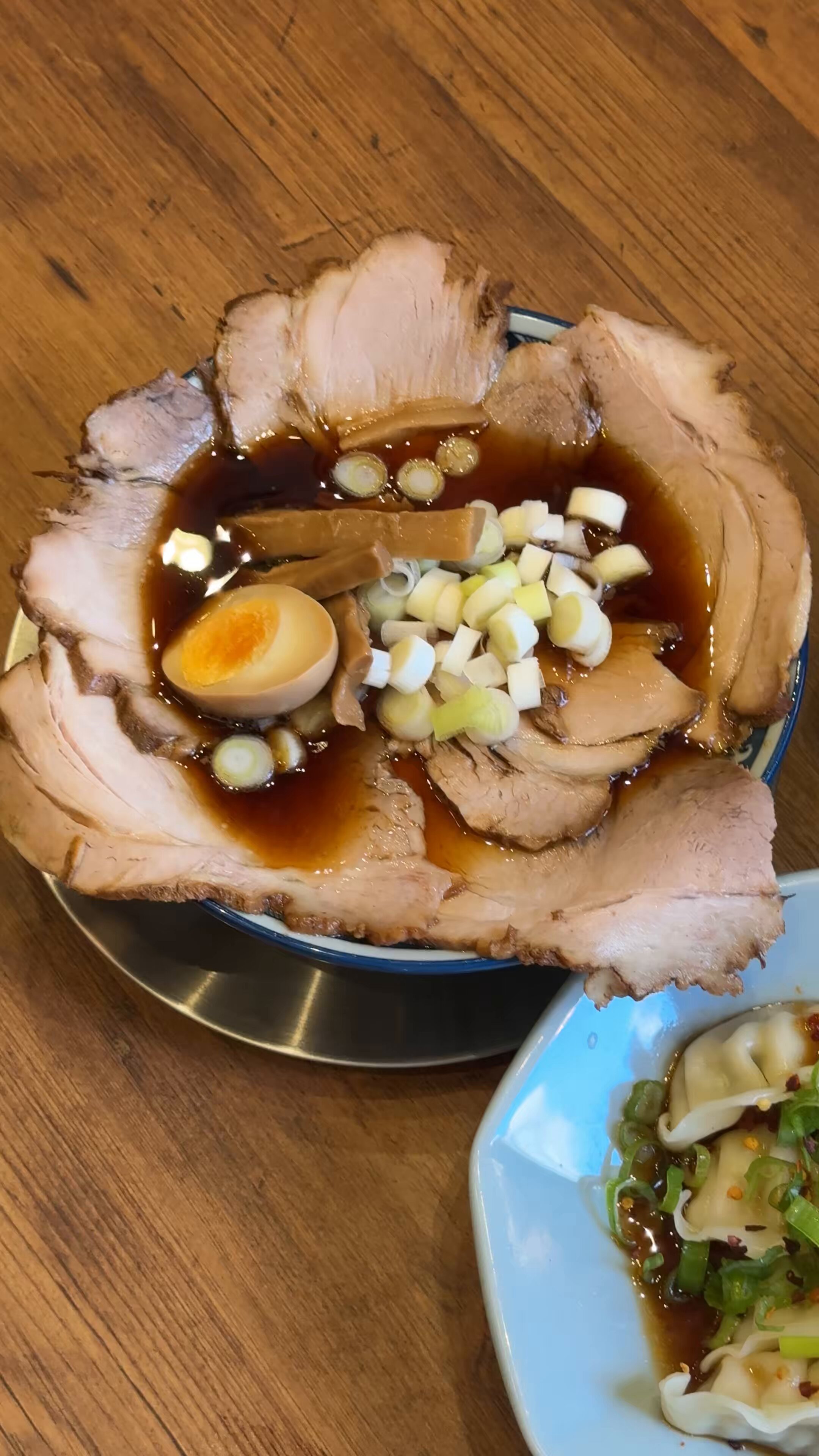 信楽焼の豚の看板。 信楽焼の豚の看板。