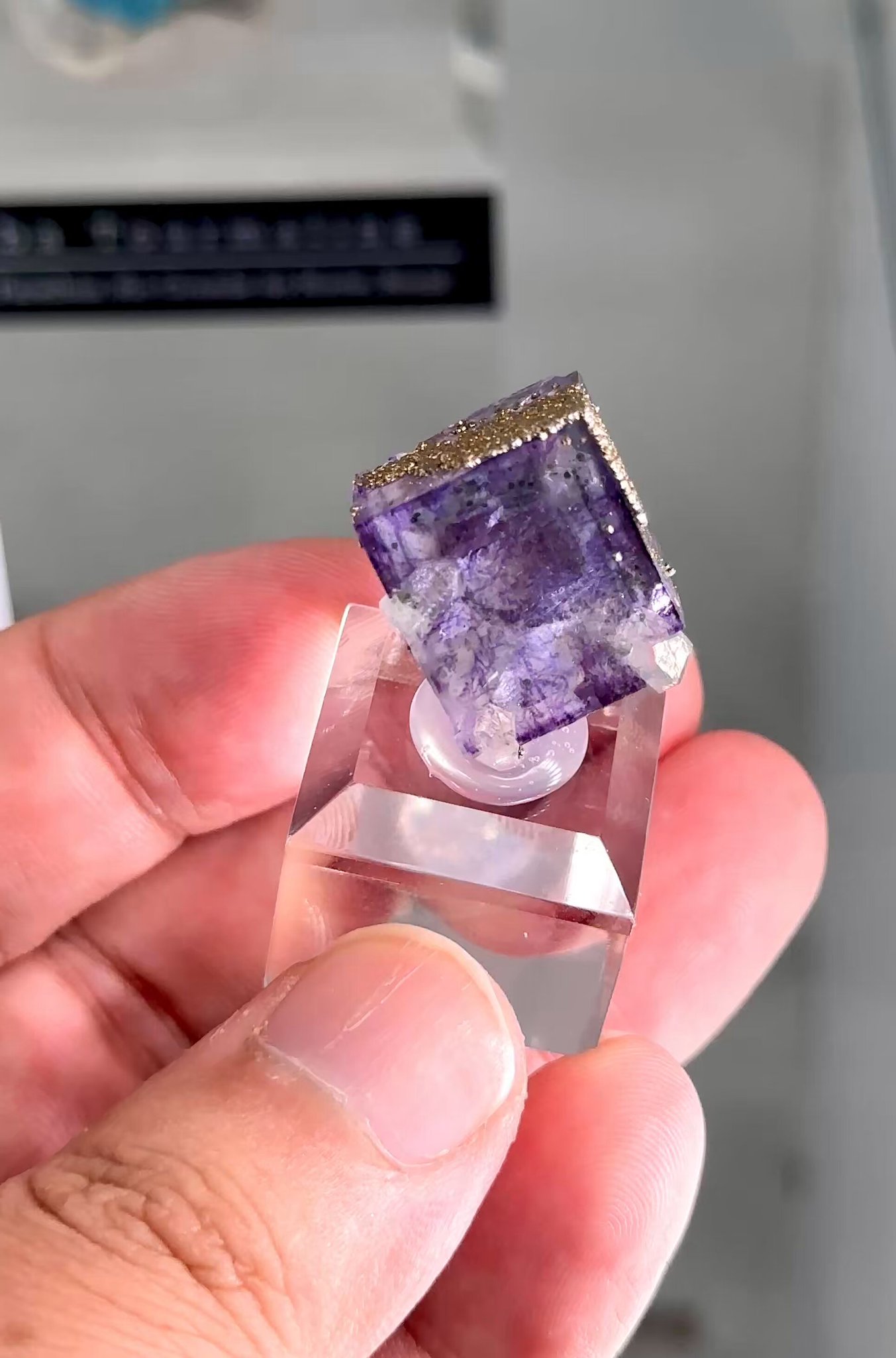 【37g】ヤオガンシャン産 パープルフローライト パイライト共生 ヤオガンシャン産 パープルフローライト＆水晶の母岩付き結晶