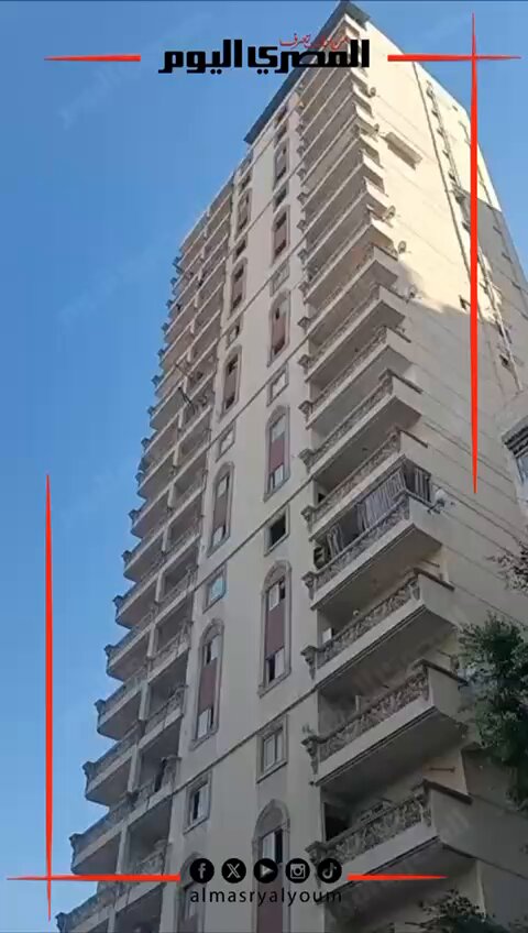 ميل مرعب بعقار من 21 طابق بالمندرة في الإسكندرية.. والحي يخلي السكان ويبدأ إزالة الأدوار المخالفة. تصوير: آلاء محمود 