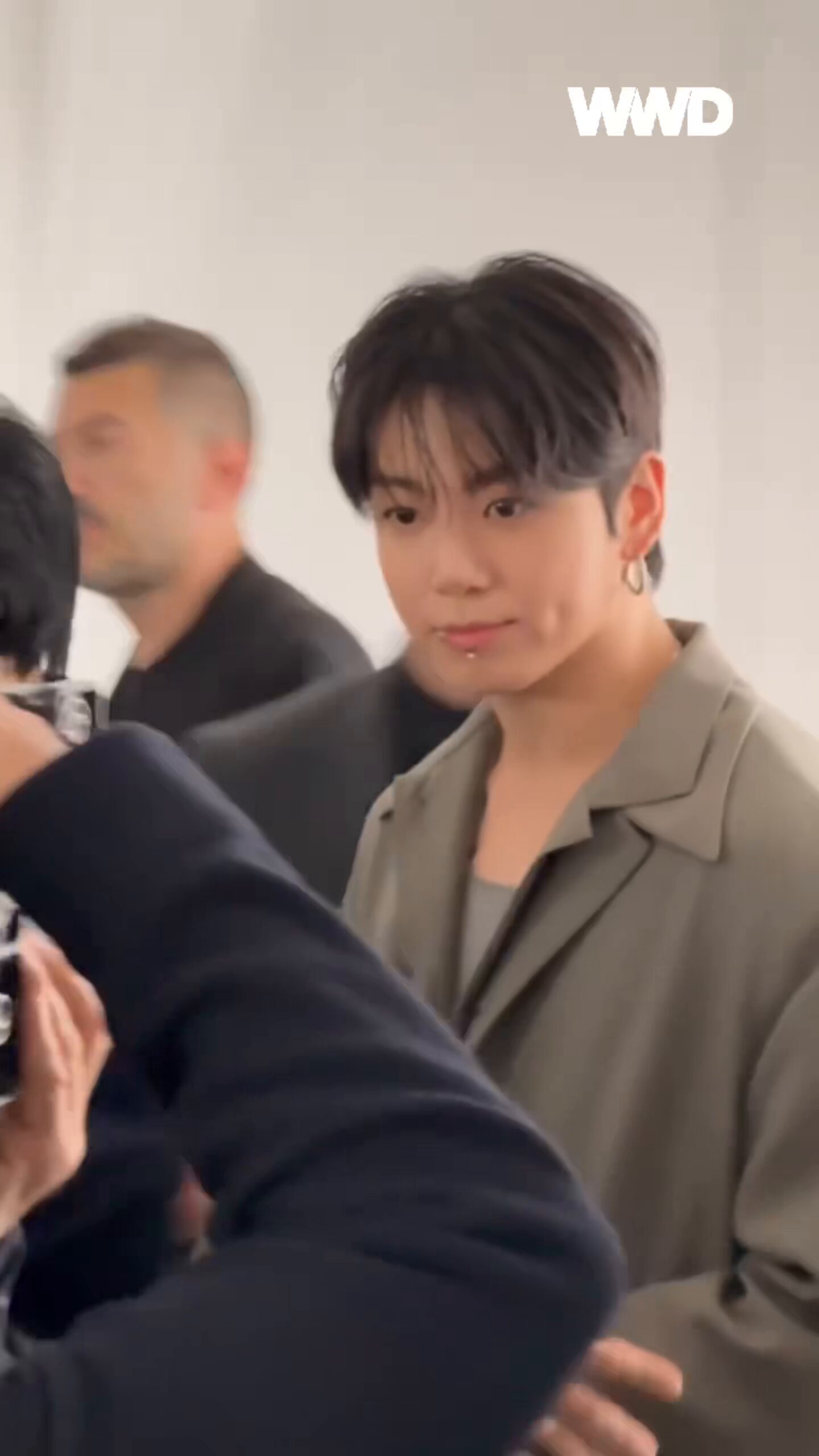 리온‪‪‪‪❤︎‬뷔‪‪❤︎‬정국*° BTS 전역하니까 군복 댄스 챌린지까지 다 보네…(좋다고) 댄서 리