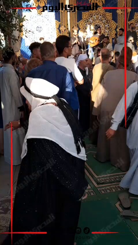 العمر مجرد رقم.. سيدة تبلغ 85 عامًا تشارك في حلقة ذكر خلال الاحتفال بالمولد النبوي في بنها. تصوير: علي إسماعيل 