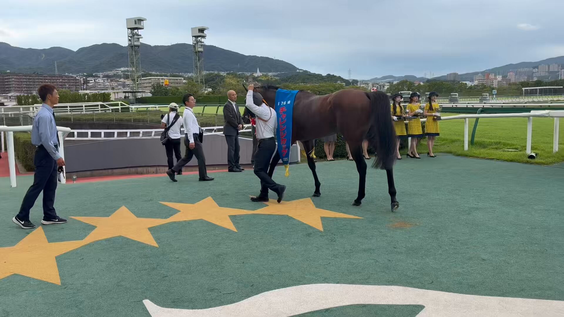 アーモンドアイ　シルクhc記念ダウンジャケット　 シルクhcトートバッグ付 あなたのアイデアが形に！ オリジナル競馬グッズ企画大賞