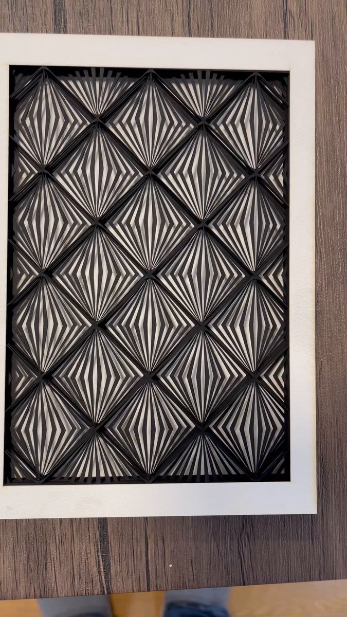 輿石孝志　彫刻切り絵　2点 輿石孝志 彫刻切り絵 2点 立体の模様を作る 彫刻切り絵 |