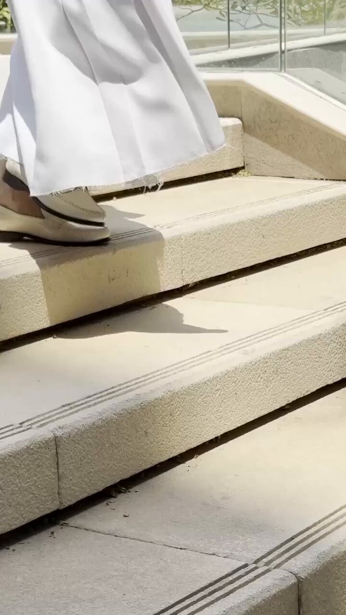 محطّتنا هذا الأسبوع من سلسلة. POV Hia. تأخذنا إلى عالم. Ferragamo. حيث يتحوّل حذاء اللوفرز إلى قطعة خالدة.. مصنوع من الجلد الأبيض الناعم ويزيّنه شعار ال. Gancini. الذهبي.. يمكنكِ تنسيقه مع جينز عصري لإطلالة يومية أنيقة، أو مع فستان أسود قصير لمساء مفعم بالرقيّ. أكسسوار واحد يكفي ليمنحك إطلالة مناسبة للنهار والمساء.. Ferragamo #مجلة_هي 