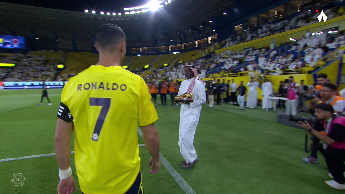 تكريم خاص لكريستيانو رونالدو قبل مباراة النصر والخلود #النصر_الخلود 