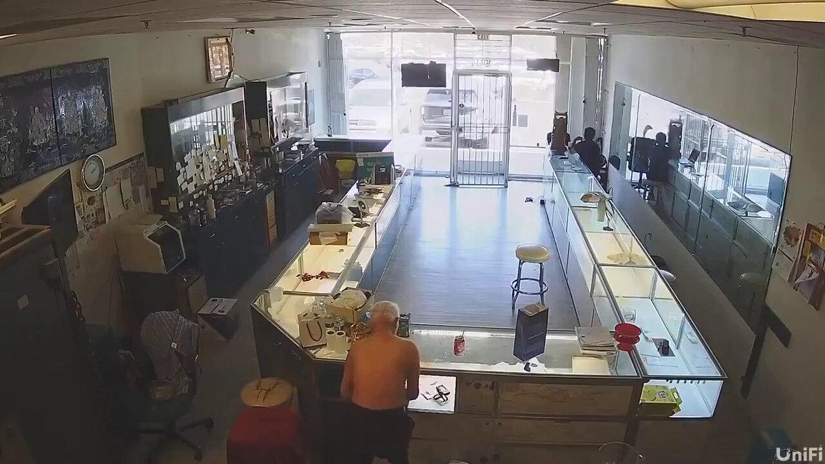 صاحب المتجر أُصيب بجلطة من الصدمة .. سطو مسلح مفاجئ وجريء في وضح النهار على متجر للمجوهرات بكاليفورنيا 