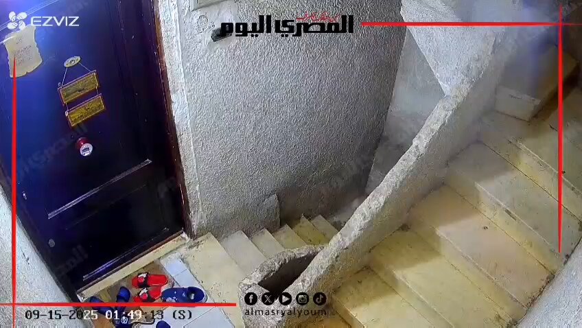 «بيسرق والكهربا شغالة».. كاميرات المراقبة ترصد لصا أثناء سرقة أسلاك الكهرباء من عمارة سكنية بالخصوص 