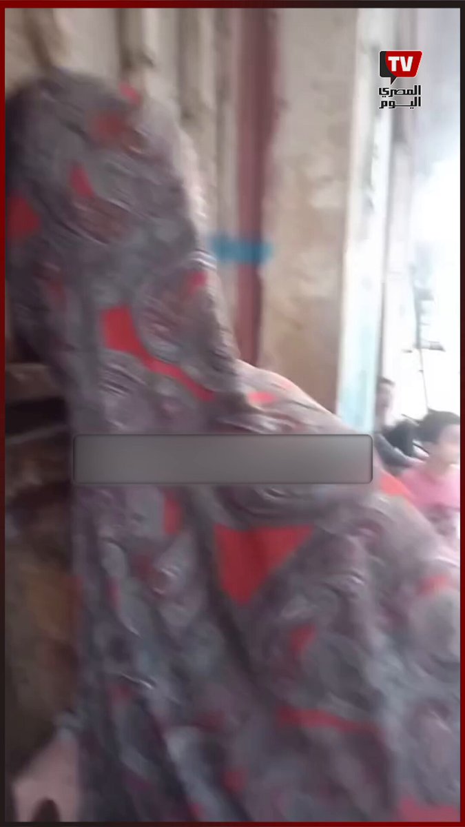 وداع مؤلم.. سيدة غزية تُقبّل باب منزلها قبل النزوح بسبب القصف الإسرائيلي 