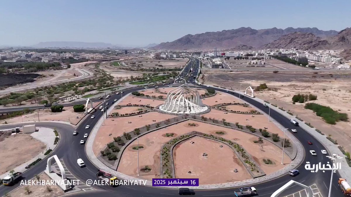 خادم الحرمين الشريفين يُوجه بإطلاق اسم "الأمير محمد بن سلمان" على طريق المطار الذي يربط المسجد النبوي بمشروع رؤى المدينة الذي يُعدّ أكبر مشروع ضيافة في العالم ومحورا استراتيجيا يمتد ل 13 كم ويتقاطع مع أهم الطرق الرئيسة وهي: - طريق الملك فيصل (الدائري الأول) - طريق الملك عبد اللّه (الدائري الثاني) - طريق الملك خالد (الدائري الثالث) طريق الأمير محمد بن سلمان في المدينة | #الإخبارية 