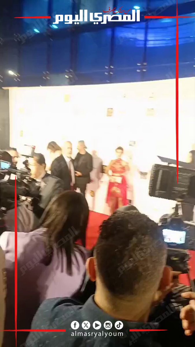 منى هلا بفستان جريء في افتتاح الدورة الأولى لمهرجان بورسعيد السينمائي الدولي. تصوير: محمد هيثم 