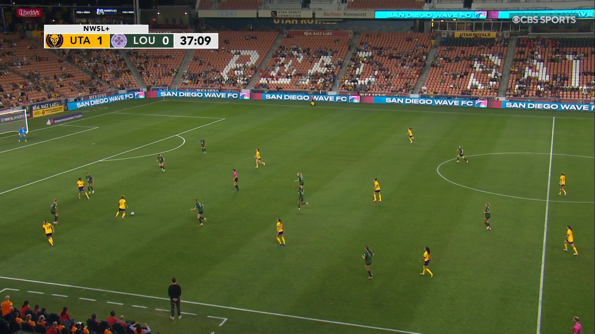 Janni Thomsen threads it perfectly into the corner from distance 🎯