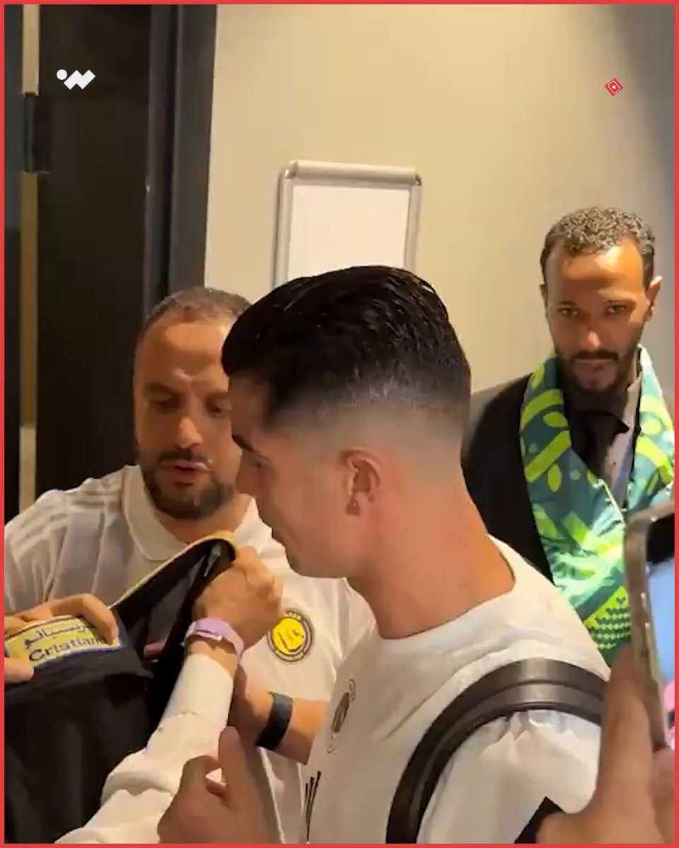 مثلما فعلها ميسي من قبل. كريستيانو رونالدو يظهر مرتديًا البشت العربي الأصيل 