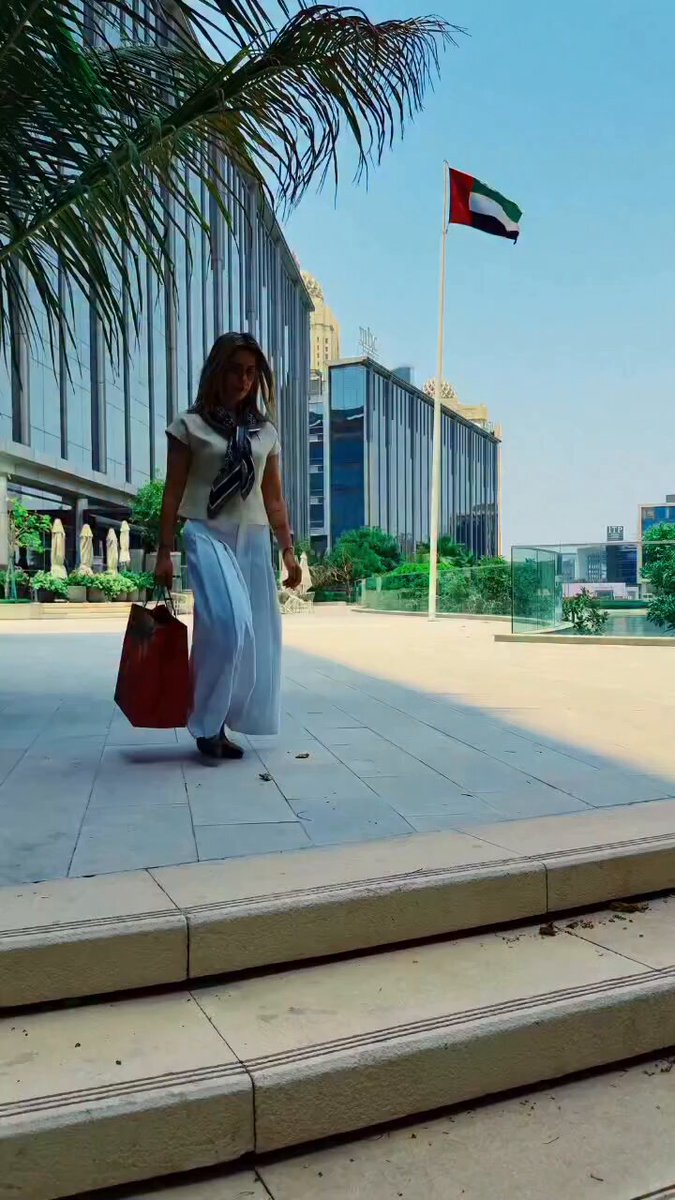 ندخل هذا الأسبوع من سلسلة POV Hia إلى عالم Loewe حيث تتحوّل شنطة Flamenco Landscape إلى قطعة فنية حقيقية. مستوحاة من طبقات التنورة الإسبانية الشهيرة لرقصة الفلامنكو، صُنعت على يد 12 حرفيًا بتقنيات خاصة في مدريد، لتضفي حركة وحيوية على كل إطلالة. يمكنكِ تنسيقها مع فستان ميدي بسيط لإطلالة نهارية أنيقة، أو مع بدلة رسمية مسائية لتمنحي مظهرك لمسة فنية ومفعمة بالحياة. ما رأيكِ بأن تضيفيها إلى لائحة مشترياتكِ؟. LoeweOfficial #مجلة_هي 