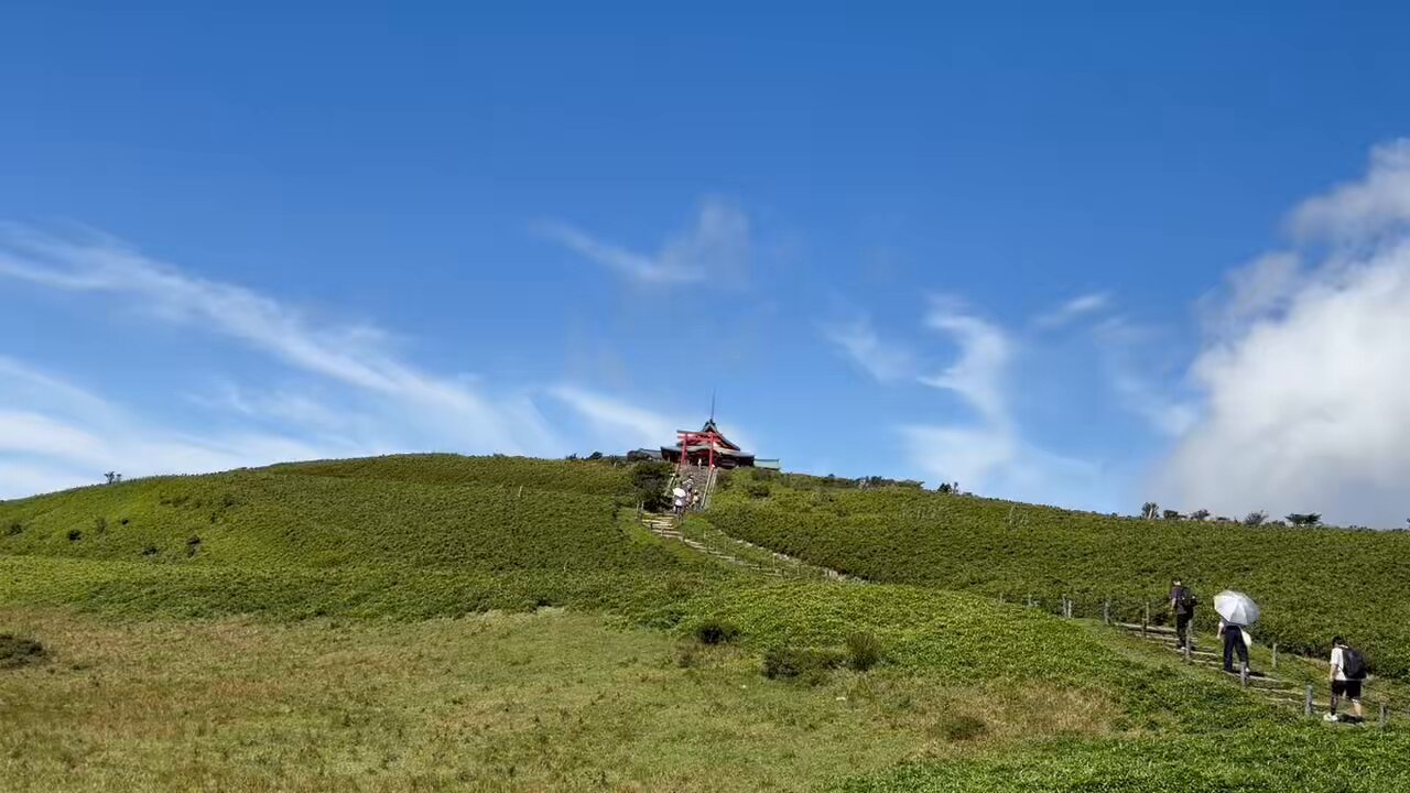 ・専用雲崖在銘　極上　家に人物　根付　高さ4.5㎝、重さ20g Y4-1125④ 雲崖在銘極上家に人物根付高さ4.5㎝、重さ20g Y4-1125④