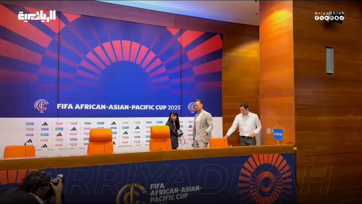 وصول الألماني ماتياس يايسله مدرب فريق الأهلي الأول لكرة القدم إلى مقر المؤتمر الصحافي الخاص مباراة #الأهلي_بيراميدز 