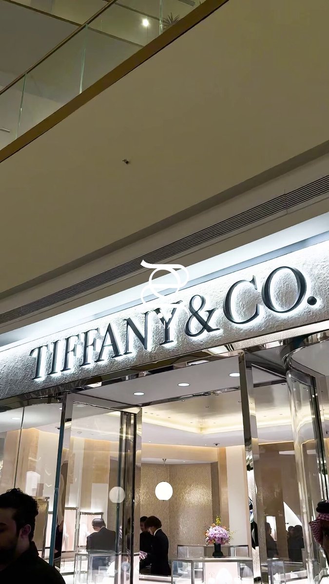 في أجواء مفعمة بالأناقة، احتفلت دار Tiffany Co.. باليوم الوطني السعودي في بوتيكها في Centria Mall في الرياض، حيث اجتمع الضيوف لاكتشاف أحدث إبداعاتها.. ومن أبرز ما لفت الأنظار في الحفل، اللوحة الفنية وبطاقات الحب التي أبدعتها الفنانة إيثار بالخير، مزدانة برسوم الطيور التي حملت رمزية النقاء والحرية وحب المملكة.. TiffanyAndCo 