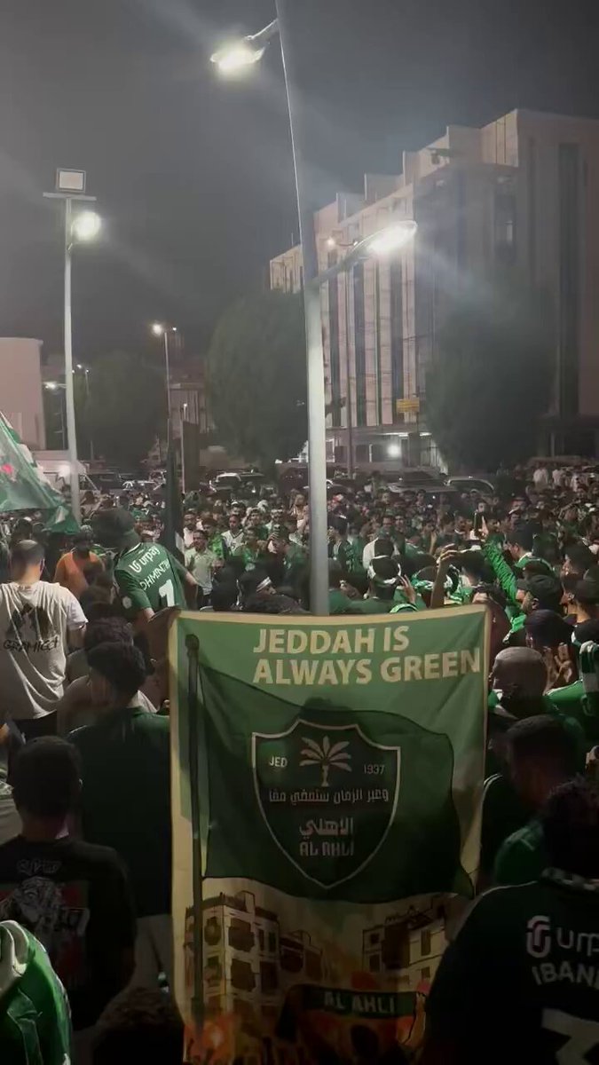 جماهير الأهلي تغلق الشوارع المحيطة بالنادي. صحيفة البلاد | النادي الأهلي | نادي بيراميدز | #الأهلي_بيراميدز 