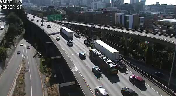 업데이트: 머서 스트리트 바로 북쪽의 SB I-5에서 장애가 있는 세미 차량이 오른쪽