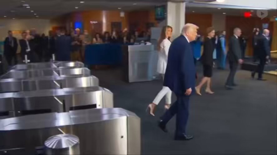 [問卦] 川普到聯合國：電扶梯故障、讀稿機故障