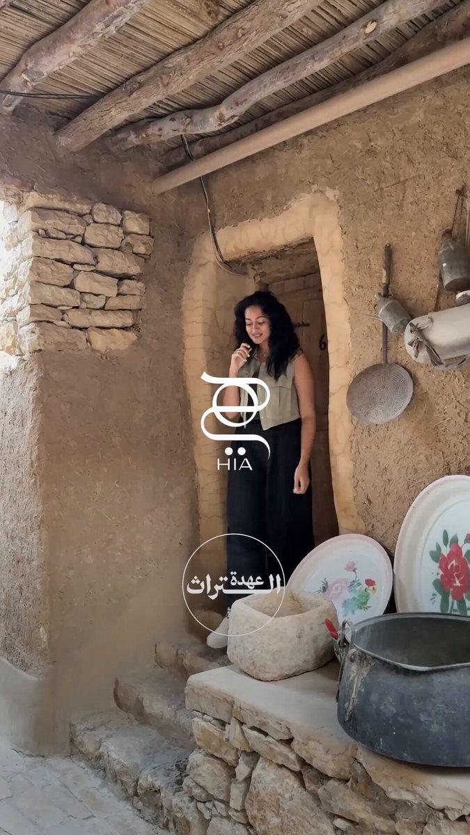 في كل يوم وطني، تتجدّد الحكاية السعودية بقيمها العميقة. ولِعدد السعودية هذا العام من مجلة هي ، نحتفل مع النجمة في فؤاد، الممثلة الشابة التي اختارت أن تجعل الفن لغتها، والدراما جسرها إلى قلوب الناس. ولدت هذه الشابة وسط عائلة إعلامية عريقة، غير أنها لم تكتفِ بما ورثته من أجواء، بل صنعت لنفسها مسارا يليق بروحها المختلفة. لم تختر الطريق السهل، بل سعت منذ بداياتها لإثبات أنها صوت مستقل، وأنها قادرة على أن تكون شخصيتها هي، لا نسخة عن أحد.. اليوم، وهي تتألق على غلافنا الرئيس بمجوهرات الدار الإيطالية العريقة بولغري لعدد اليوم الوطني، تجسد صورة الجيل الذي يعكس حيوية المملكة في حاضرها وطمأنينة الإيمان بمستقبلها. ونتعرّف عليها أكثر في حوار يمكنكم متابعته بالكامل عبر لينك #مجلة_هي 