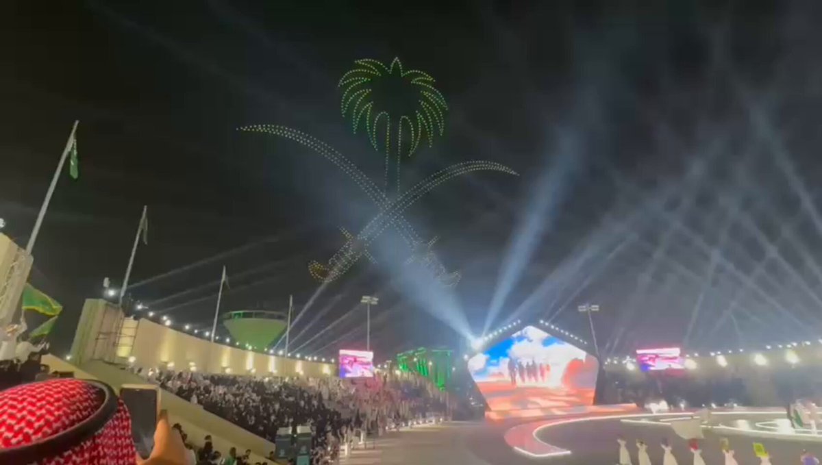 فيديو| عروض طائرات الدرونز تزين سماء جازان ضمن احتفال الأهالي ب اليوم الوطني السعودي95.. محمد المالكي 