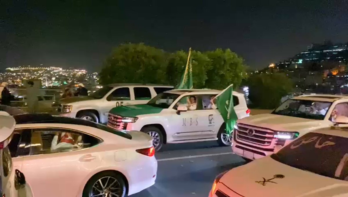 فيديو | شوارع مدينة أبها تزدحم، احتفالاً ب اليوم الوطني السعودي 95. خالد آل مريّح 