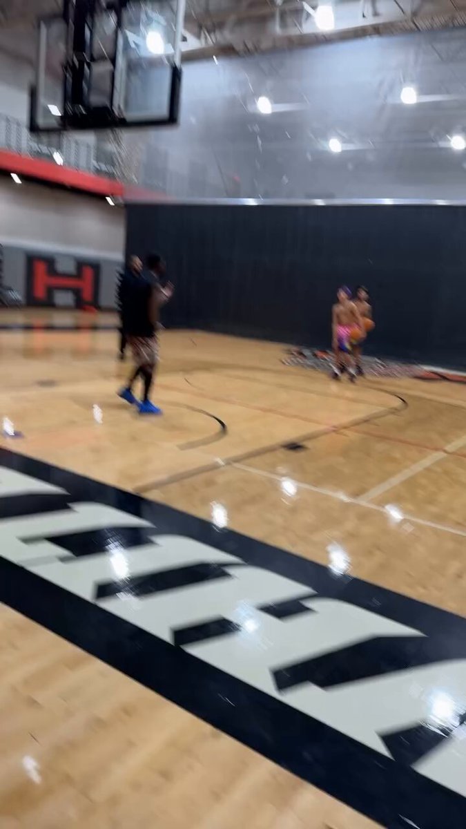 Kyrie Irving looks to be way ahead of schedule in his rehab. 

He's moving pretty well already!🤯

