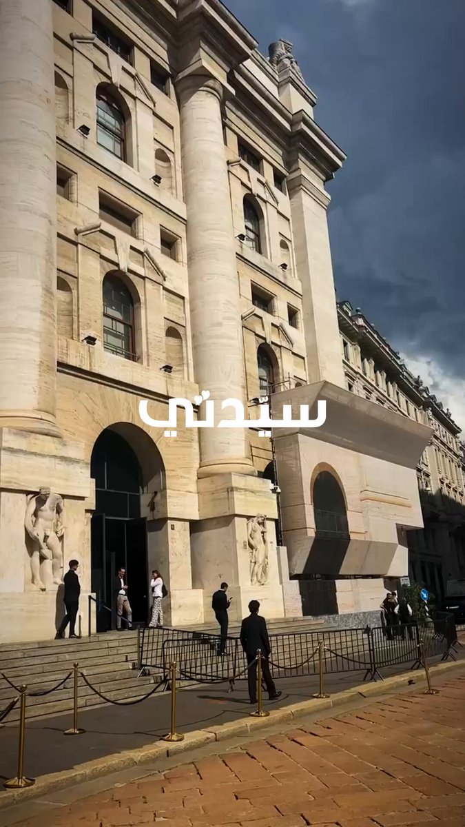 قدمت غوتشي مجموعتها الجديدة "La Famiglia" ضمن أسبوع ميلانو للموضة التي حافظت على إرث الدار وروحها مع لمسات ديمنا، المدير الإبداعي الجديد، وقدمت تنوعاً واسعاً في التصاميم يعكس الجرأة واللمسة المعاصرة.. تأتي المجموعة كعرض تمهيدي لرؤية ديمنا غفاساليا، المدير الإبداعي الجديد، قبل عرضه الرسمي الأول في فبراير 2026، مجسدةً روح غوتشي بين الأناقة الكلاسيكية والابتكار المعاصر. أسبوع ميلانو للموضة gucci 