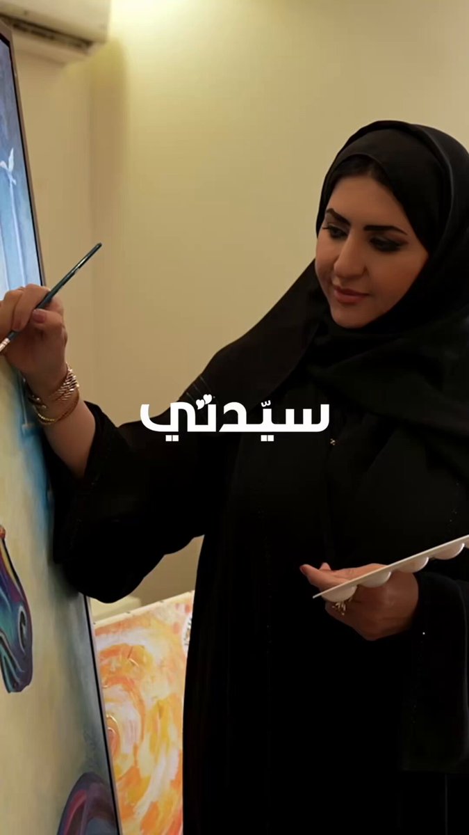 سيدتي تلتقي بالدكتورة هناء الشبلي رئيسة مجلس إدارة الجمعية السعودية للفنون التشكيلية، حيث أكدت أن فنها يحمل رسالة وطنية خالصة، قائلة: دائماً أركز في لوحاتي على إبراز أصالة الوطن، وأنقل هذه الصورة داخل المملكة وخارجها 