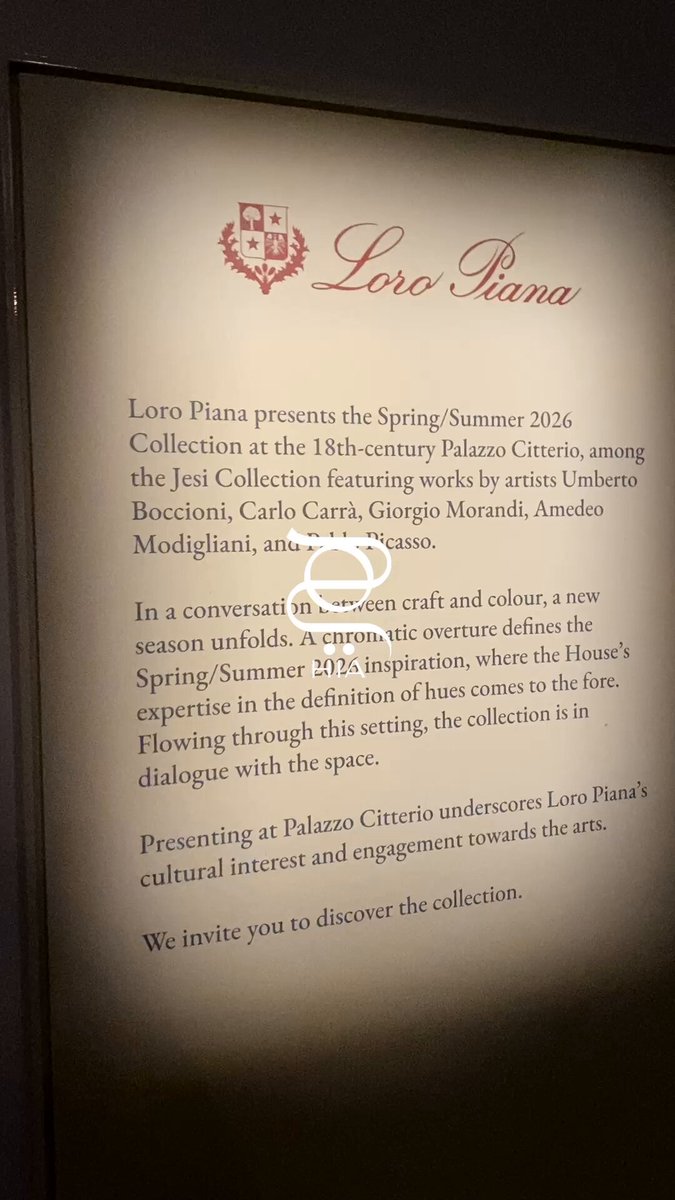 مجموعة Loro Piana لربيع وصيف 2026 تأخذنا من آخر أيام الشتاء الباردة إلى دفء الصيف، حيث تتجسّد الألوان في كل مكان: من المدينة إلى المنتجعات، من الرمال الذهبية إلى لمسات الفيروز والوردي الفاتح والأحمر. خامات غنيّة ومتنوّعة بين الكشمير، الحرير، وصوف الميرينو تمنح كل قطعة ملمسًا فاخرًا وروحًا عصرية، بينما تبرز القصّات الفضفاضة والطويلة حرية الحركة والأناقة الكلاسيكية المعاصرة. أمّا الأكسسوارات فليست أقل تأثيرًا في العرض: القبعات المنحوتة، الحقائب الجديدة مثل Extra Softy وGioia Shopper، والمجوهرات المستوحاة من الطبيعة تضيف جرعة من الأناقة الفاخرة.. LoroPiana 