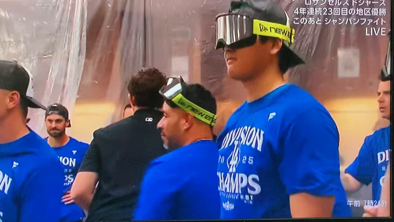 ドジャース　大谷翔平　地区優勝　初シャンパンファイト翌日　ロサンゼルスタイムズ ドジャース 大谷翔平 地区優勝 初シャンパンファイト翌日